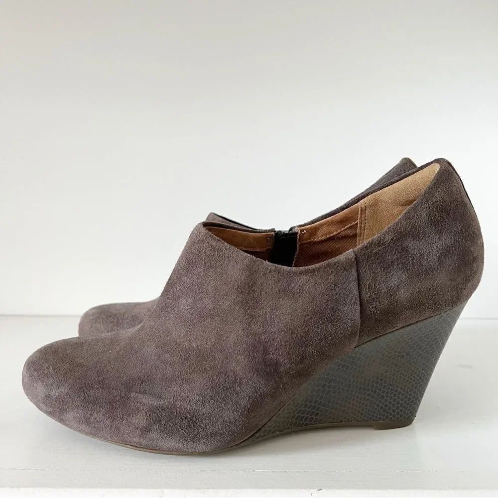 Clarks Artisan Brown Leather Suede BootiesβWedge Size 9.5 Zippered Ankle